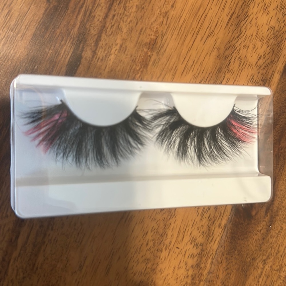I see pink peek lashes